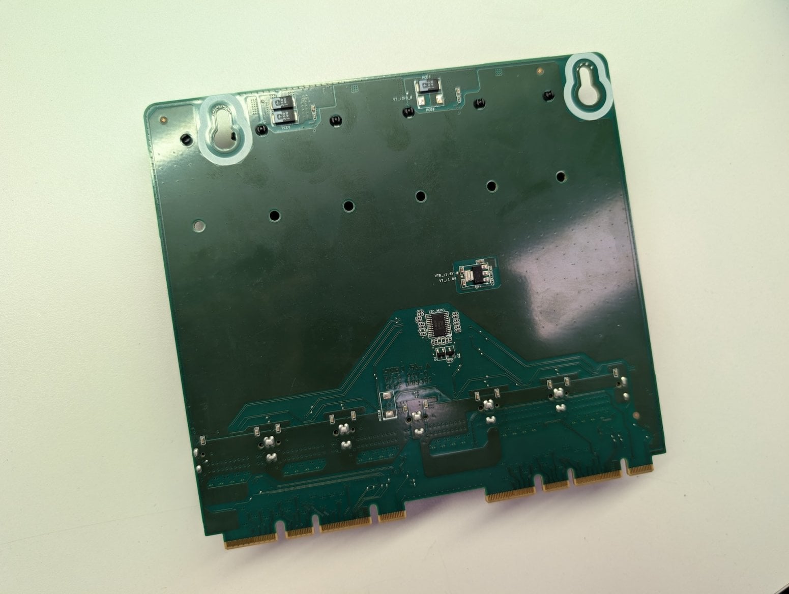 Pátá generace serverů Seznam Montovna. Jde o verzi se základní deskou ASRock. Deska, která se připojuje k základní desce, obsahuje šest disků NVMe.
