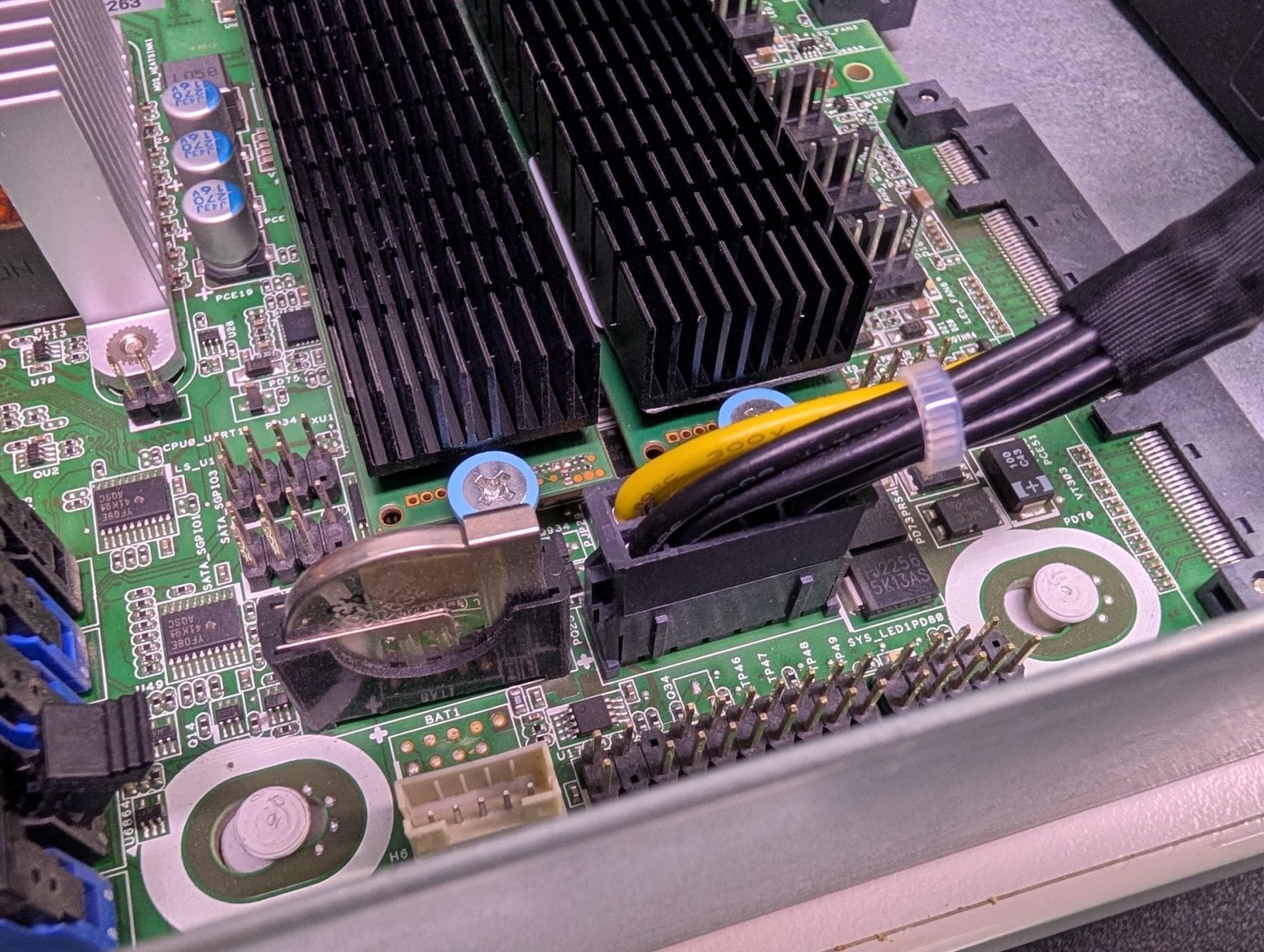Pátá generace serverů Seznam Montovna. Jde o verzi se základní deskou ASRock. Napájecí konektor, který si Seznam nechal u ASRocku připravit na míru.