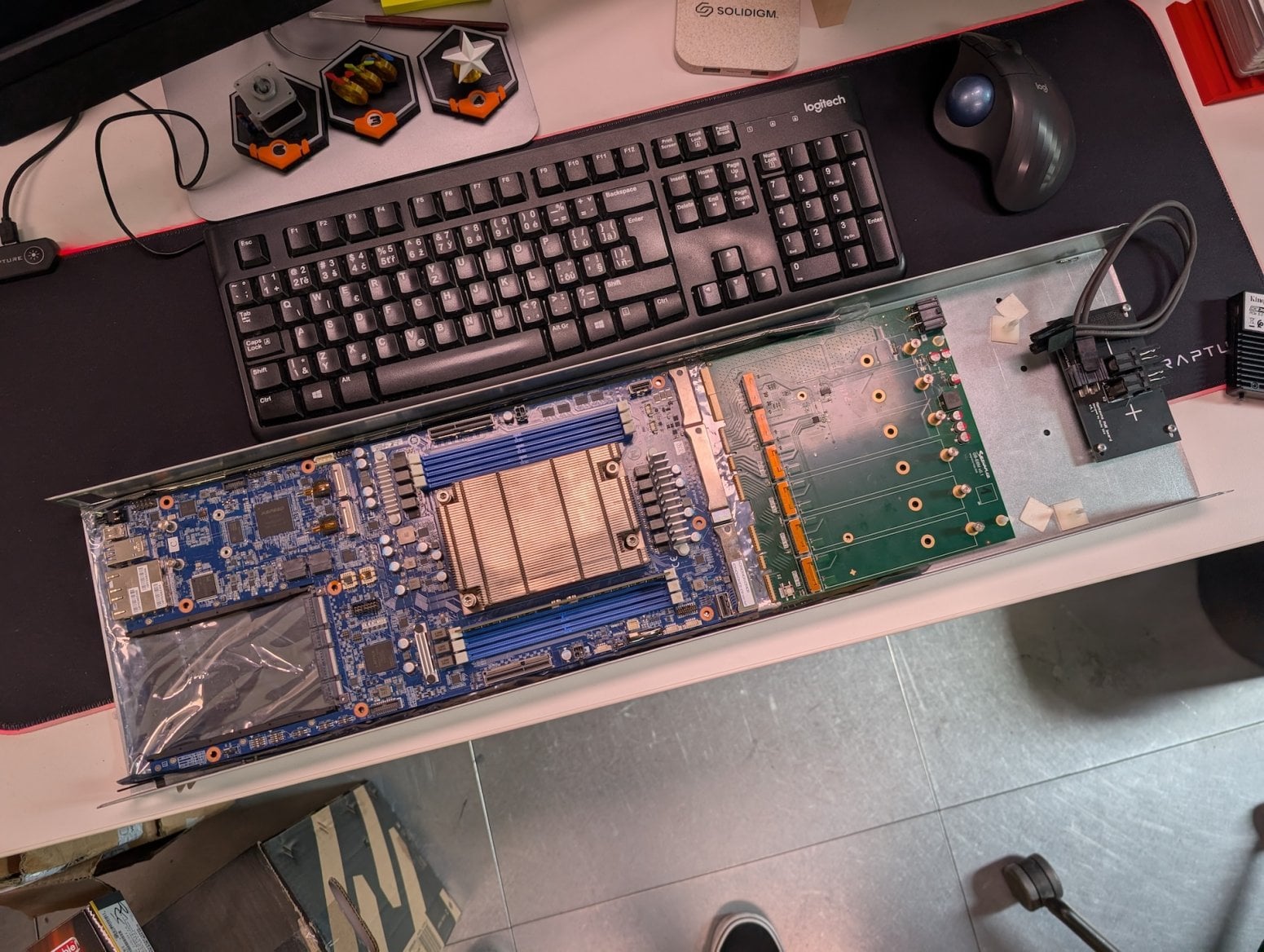 Pátá generace serverů Seznam Montovna. Toto je verze se základní deskou Gigabyte a proprietárním konektorem pro připojení rozšiřující desky s šesti disky NVMe.