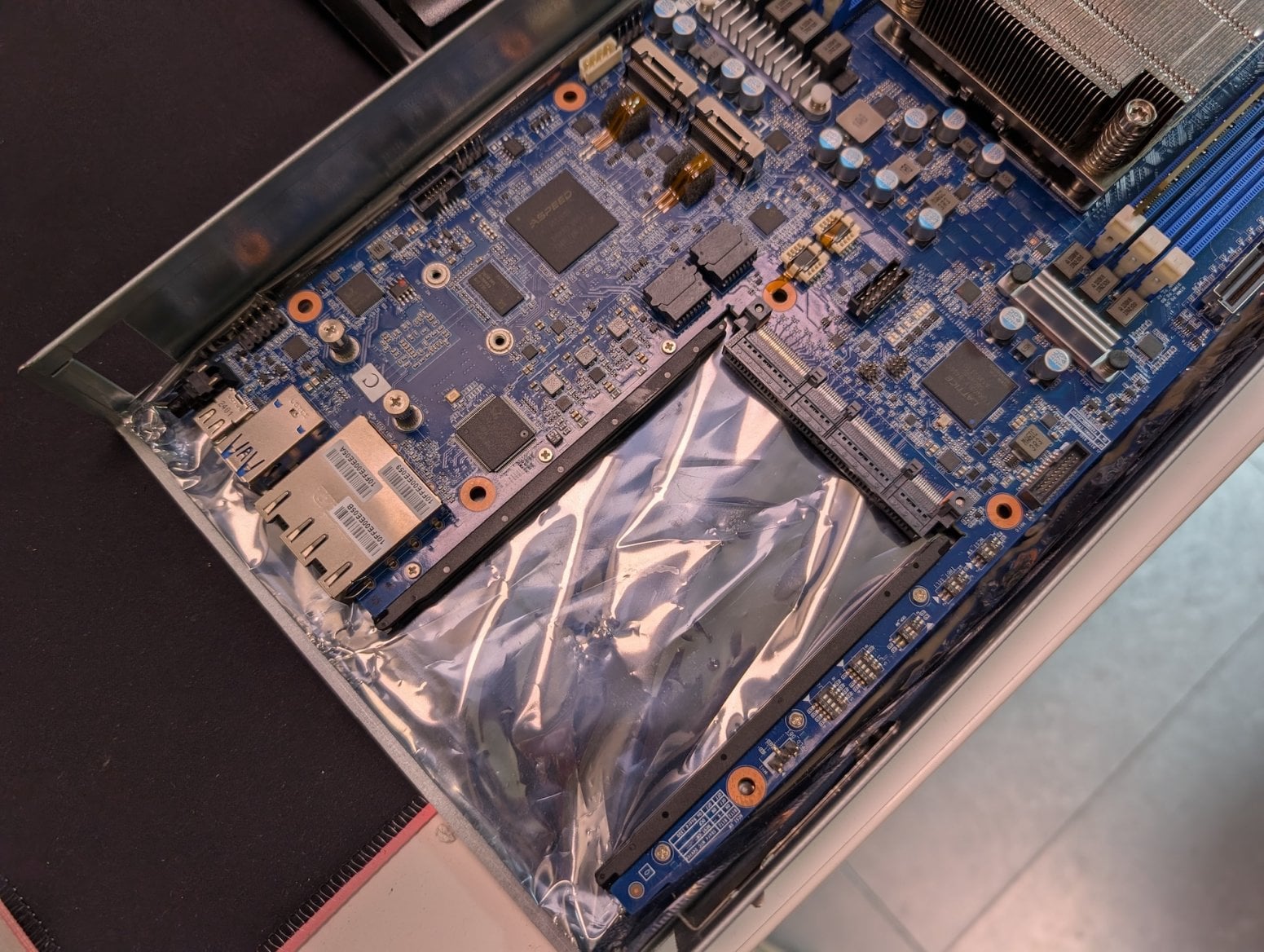 Pátá generace serverů Seznam Montovna. Toto je verze se základní deskou Gigabyte. Konektor OCP 3.0 pro připojení síťové karty.
