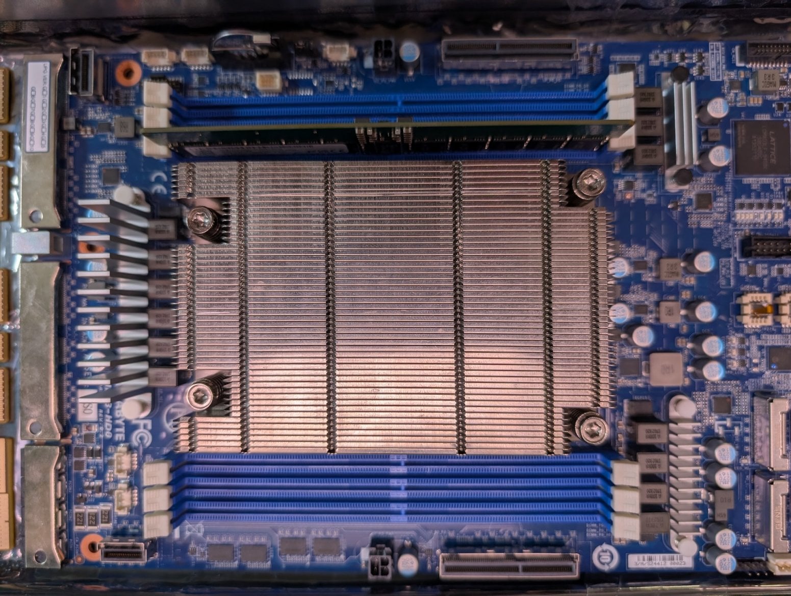 Pátá generace serverů Seznam Montovna. Toto je verze se základní deskou Gigabyte a proprietárním konektorem pro připojení rozšiřující desky s šesti disky NVMe.