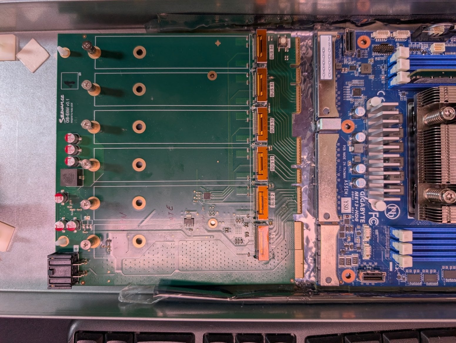 Pátá generace serverů Seznam Montovna. Toto je verze se základní deskou Gigabyte. Karta s šesti NVMe disky připojitelná přes proprietární konektor.