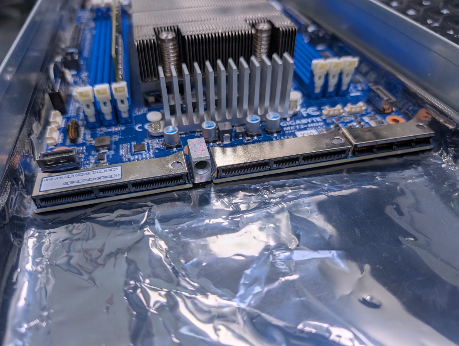 Pátá generace serverů Seznam Montovna. Toto je verze se základní deskou Gigabyte. Konektor OCP 3.0 pro připojení síťové karty.