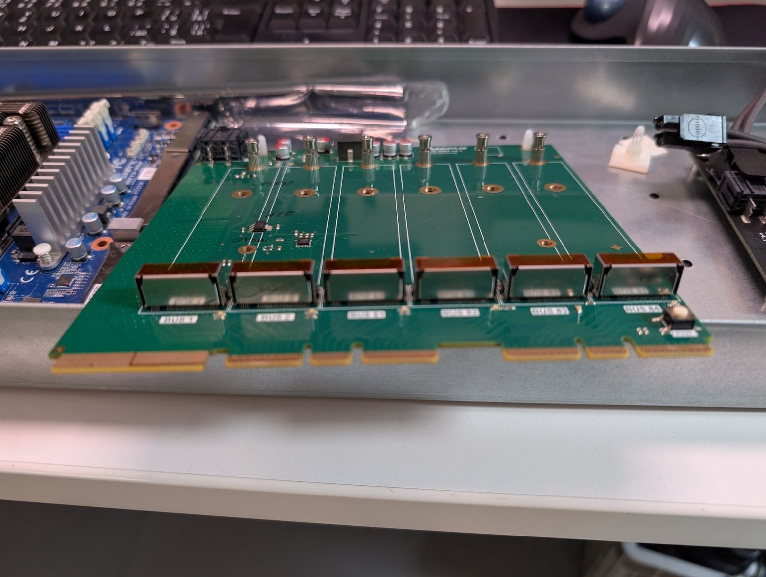 Pátá generace serverů Seznam Montovna. Toto je verze se základní deskou Gigabyte. Karta s šesti NVMe disky připojitelná přes proprietární konektor.