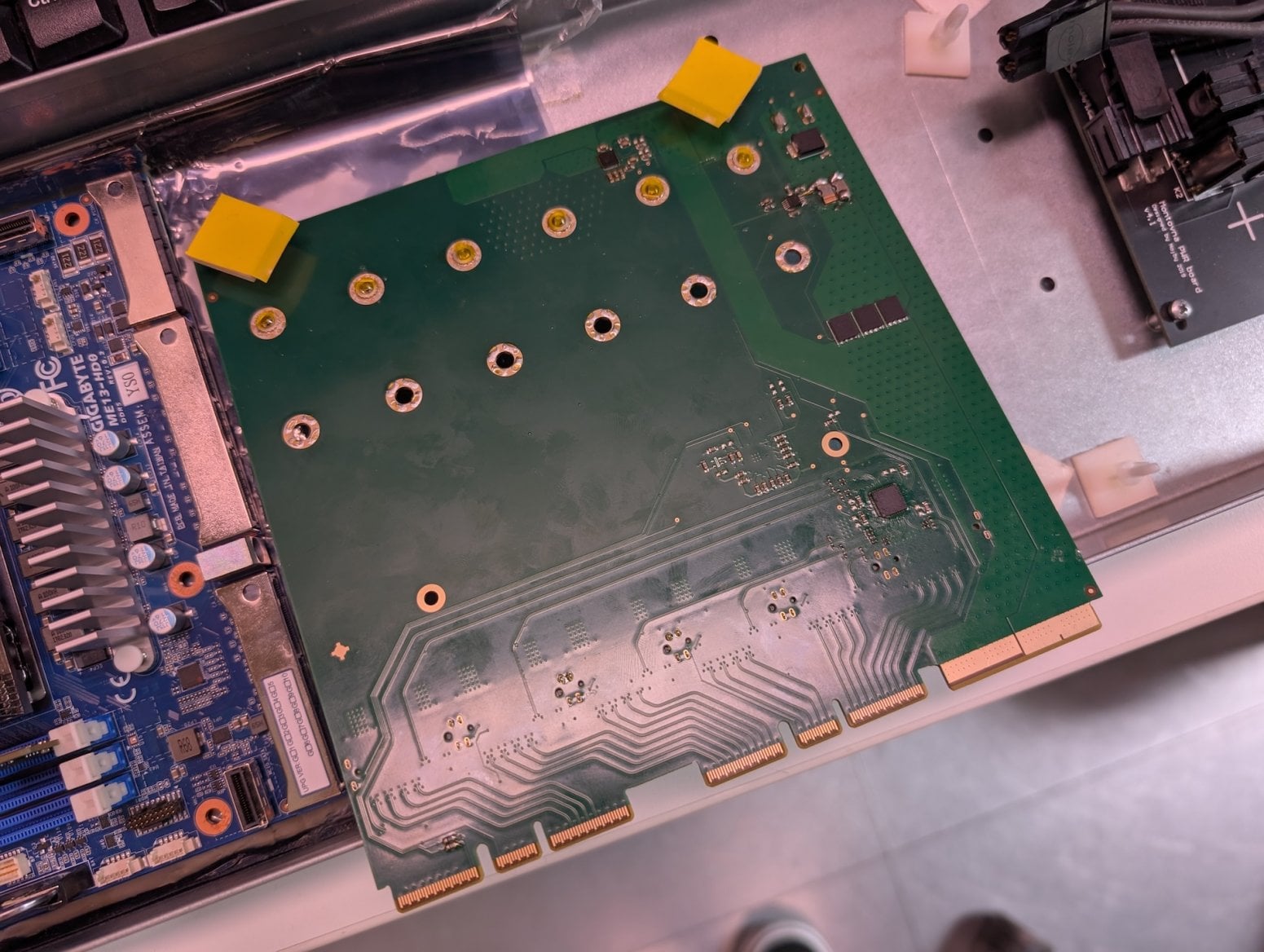 Pátá generace serverů Seznam Montovna. Toto je verze se základní deskou Gigabyte. Karta s šesti NVMe disky připojitelná přes proprietární konektor.