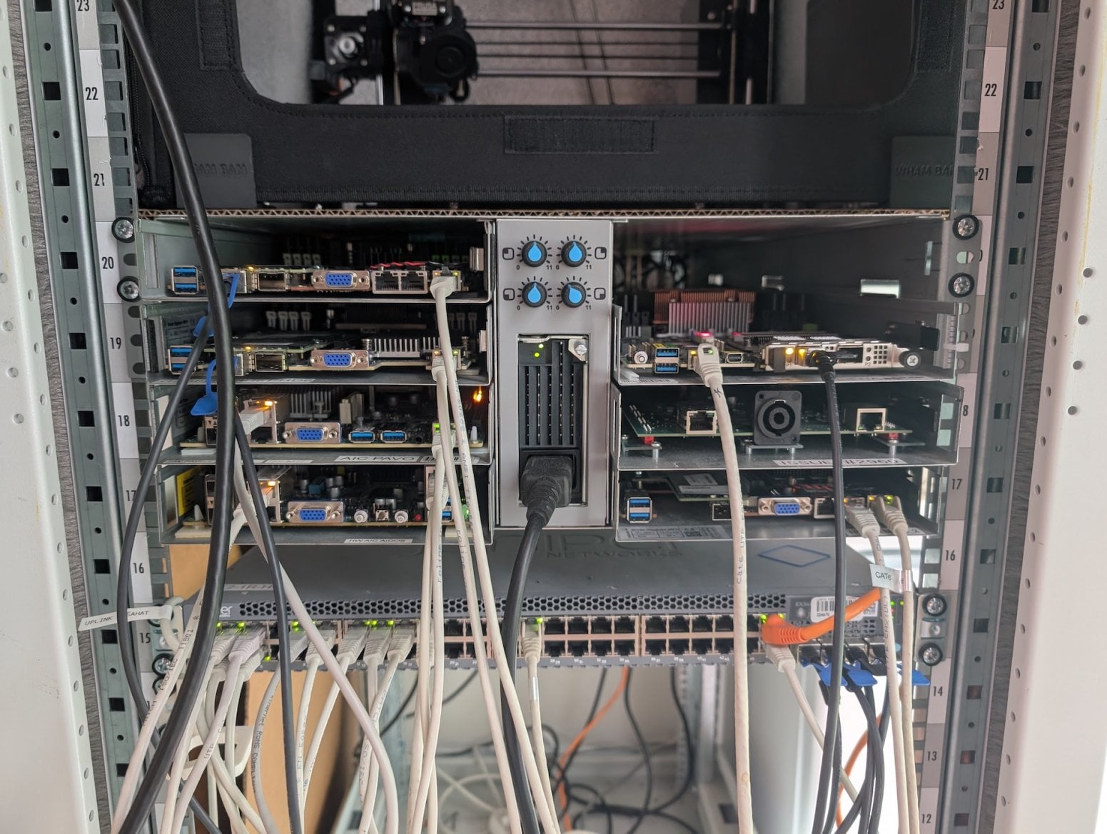Testovací rack se servery Seznam Montovna.