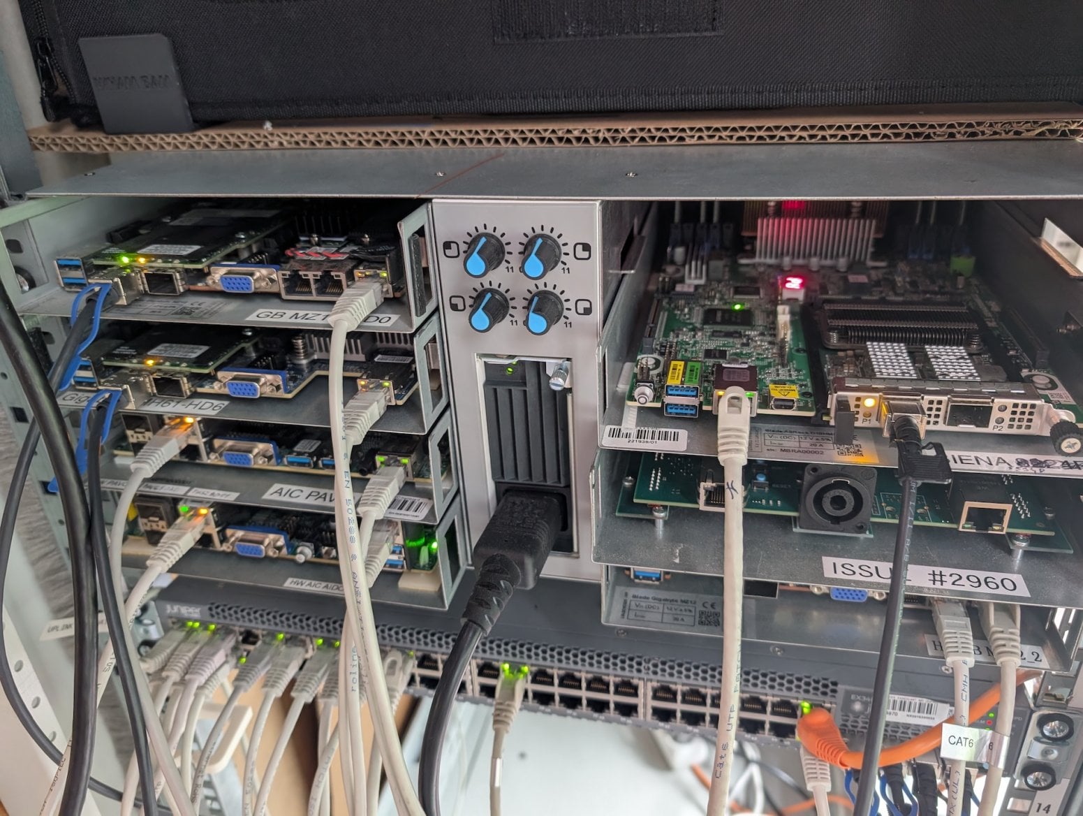 Testovací rack se servery Seznam Montovna.