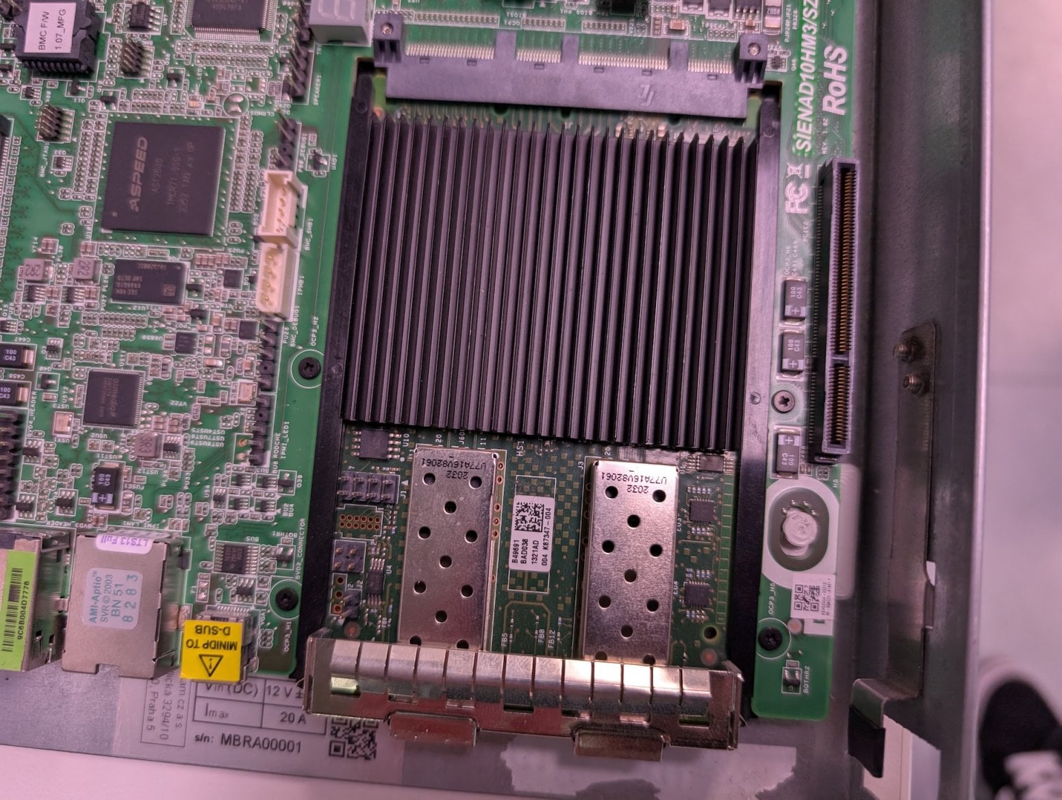 Pátá generace serverů Seznam Montovna. Jde o verzi se základní deskou ASRock. Pohled na síťovou kartu od Intelu (25G NIC) připojenou přes konektor OCP 3.0.