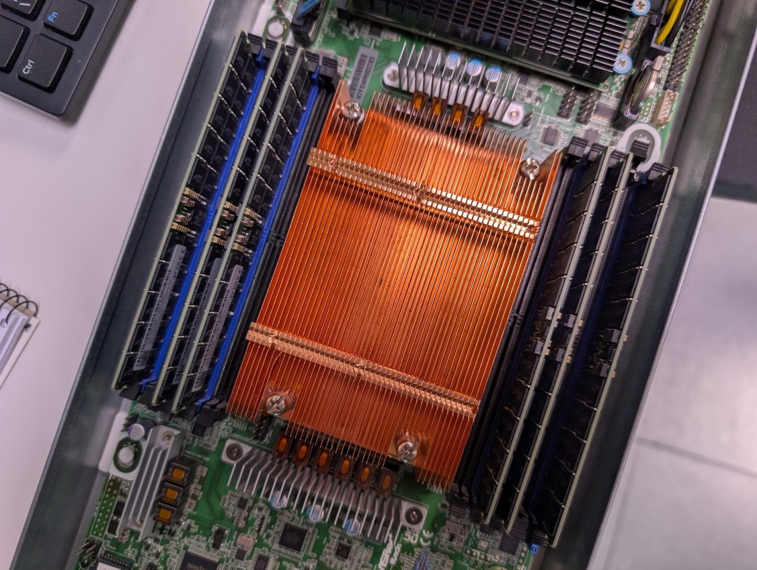Pátá generace serverů Seznam Montovna. Jde o verzi se základní deskou ASRock.