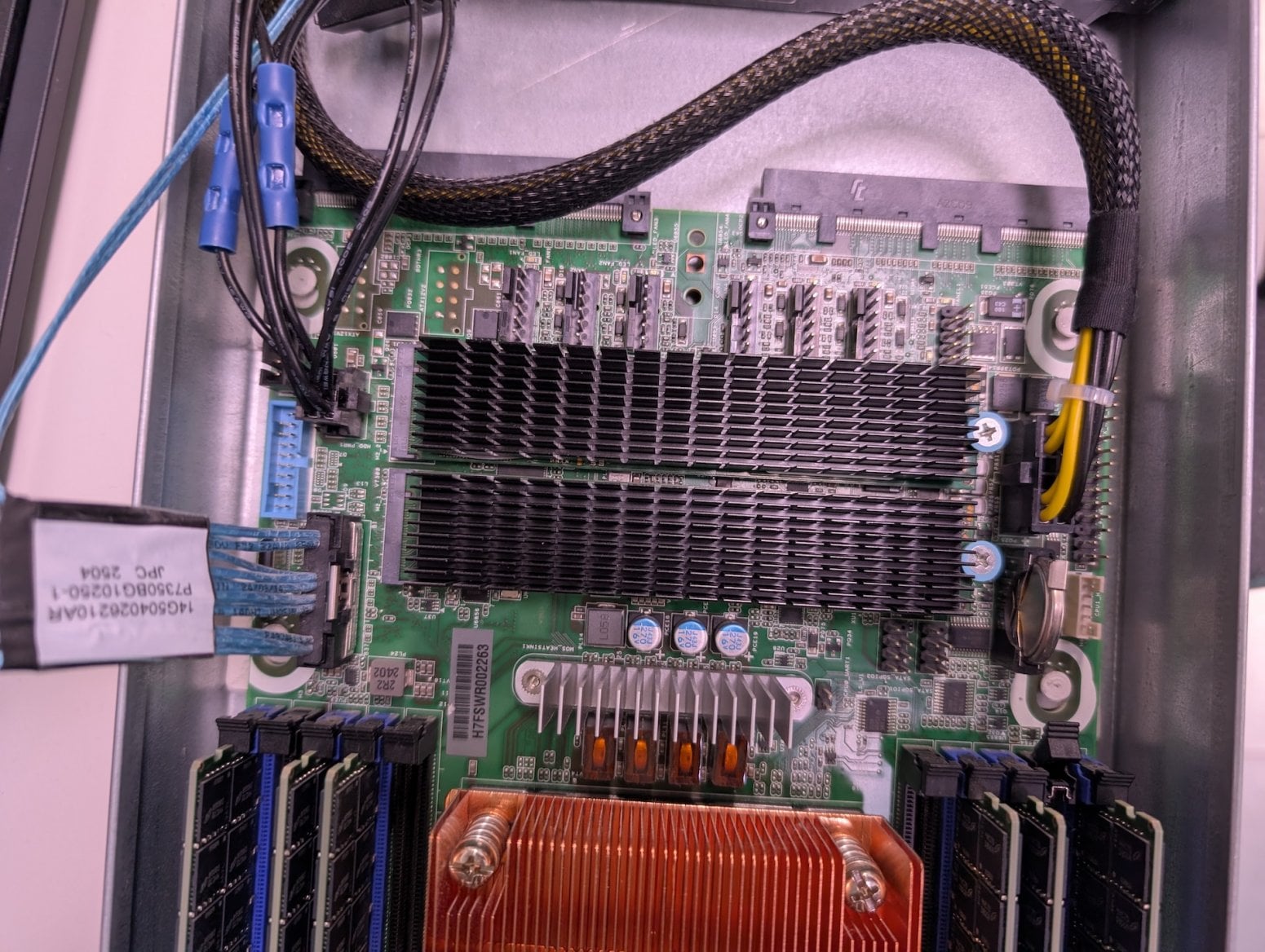 Pátá generace serverů Seznam Montovna. Jde o verzi se základní deskou ASRock. Dva NVMe disky jsou na základní desce, dalších šest na přípojné desce vyvinuté Seznamem.