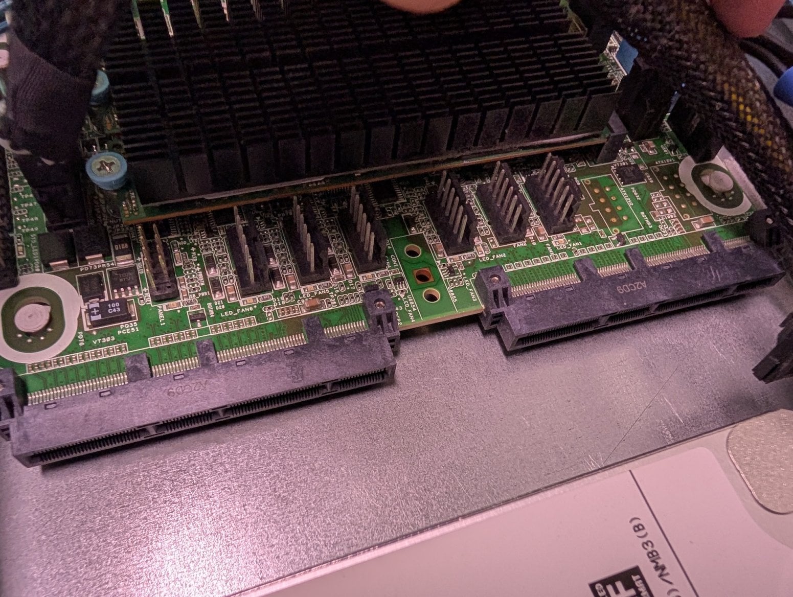 Pátá generace serverů Seznam Montovna. Jde o verzi se základní deskou ASRock. Dva konektory OCP 3.0 na připojení desky s šesti NVMe disky.