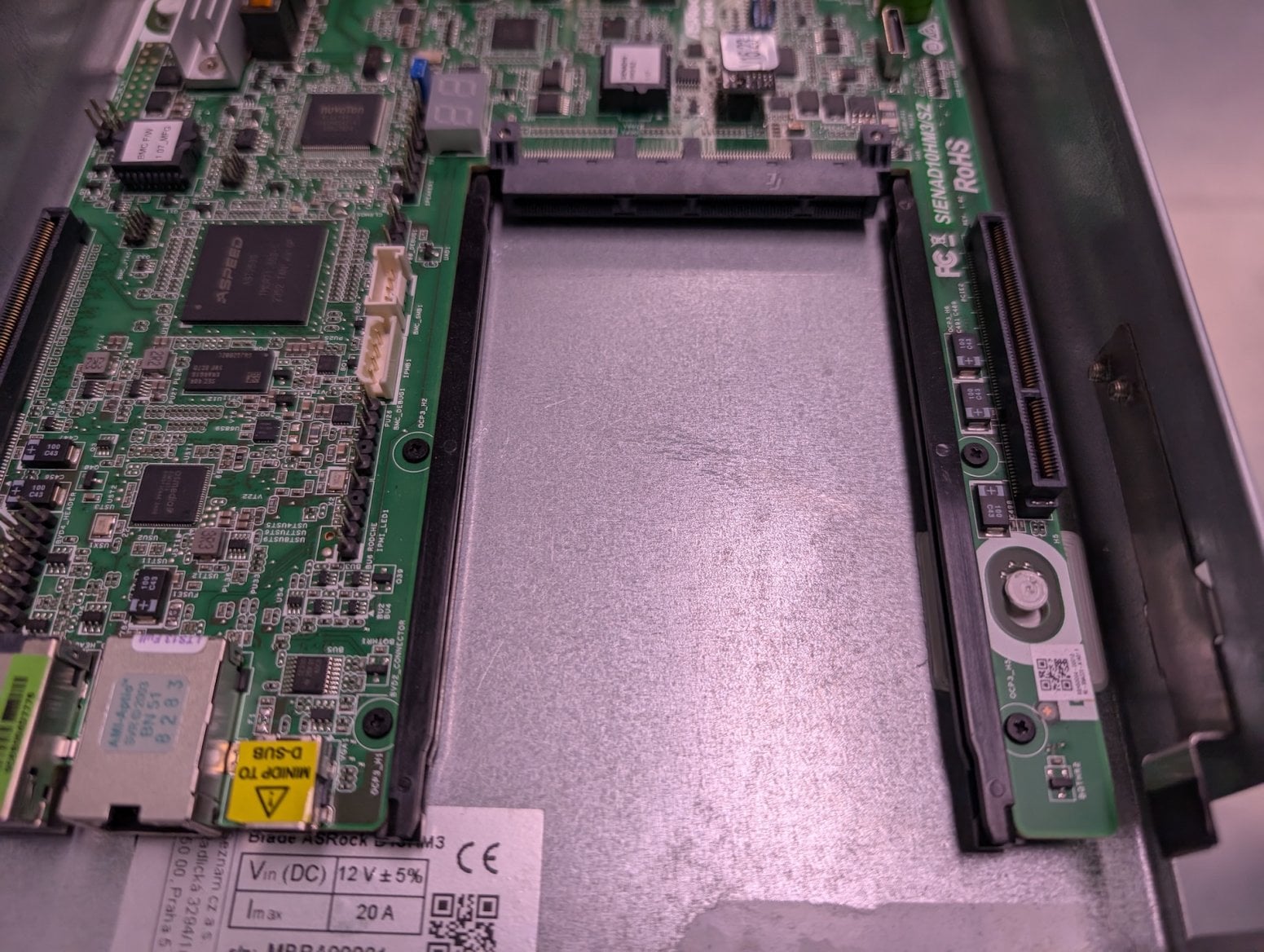 Pátá generace serverů Seznam Montovna. Jde o verzi se základní deskou ASRock. Slot OCP 3.0 pro připojení síťové karty.