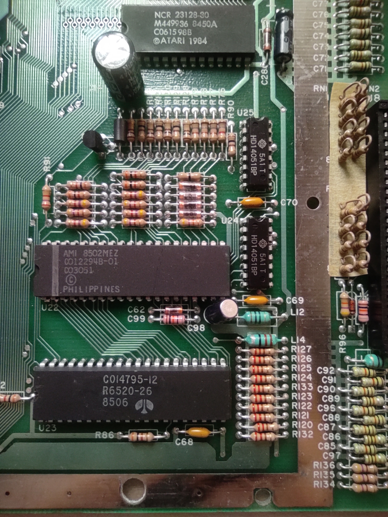 Detail základní desky. Nahoře je vidět jeden z ROM čipů, uprostřed je POKEY, dole PIA.