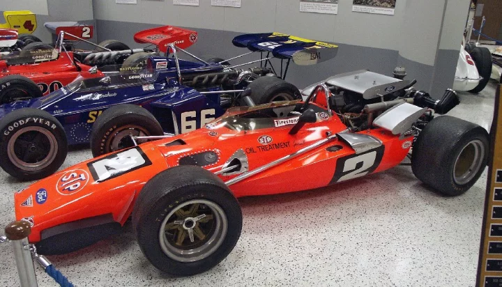 Autor: Indianapolis Motor Speedway Museum Původní kompresorový Brawner Hawk se nedochoval, v americkém Indianapolis Motor Speedway Museu je k vidění pečlivě upravená replika