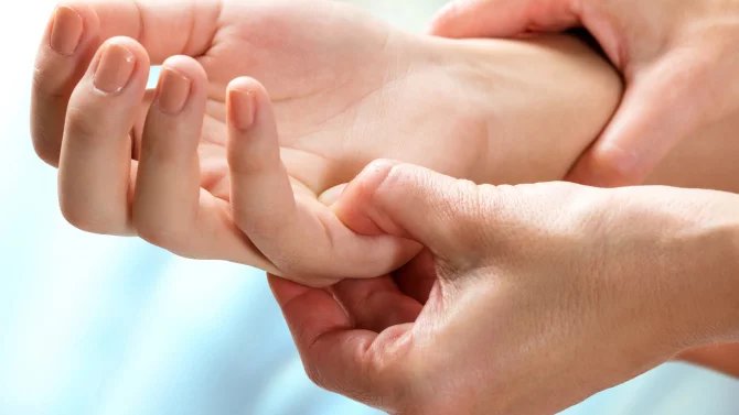 Mezi první příznaky revmatoidní artritidy většinou patří bolestivé otoky kloubů na rukou nebo nohou. Bývají spojené se ztuhlostí.