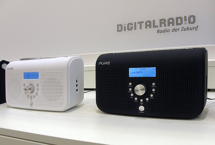 Stolní přijímače Pure pro poslech digitálního rozhlasu.