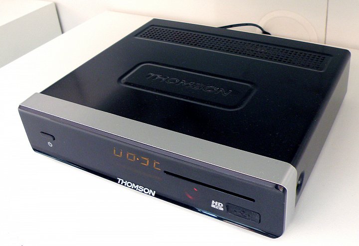 Přijímač Thomson pro digitální zemskou televizi druhé generace. Box je určen pro Ukrajinu.