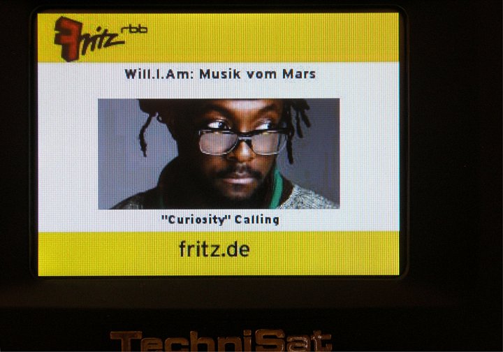 Digitální rozhlas nabízí i řadu doplňkových služeb, jako například název interpreta a skladby včetně jeho fotky.