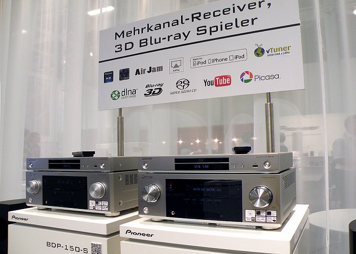 Komplexní řešení domácího kina od společnosti Pioneer podporuje mimo jiné 3D Blu-ray disky, videoserver YouTube i internetové rádio vTuner.