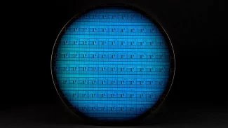 300mm wafer s křemíkovými qubity od Intelu