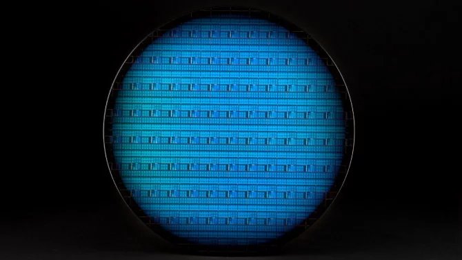 300mm wafer s křemíkovými qubity od Intelu