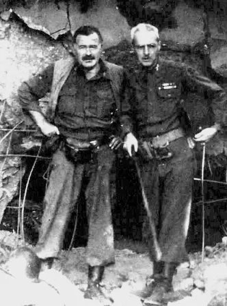 Hemingway s plukovníkem Charlesem "Buckem" Lanhamem v Německu během bojů v Hürtgenwaldu v roce 1944, po kterých onemocněl zápalem plic