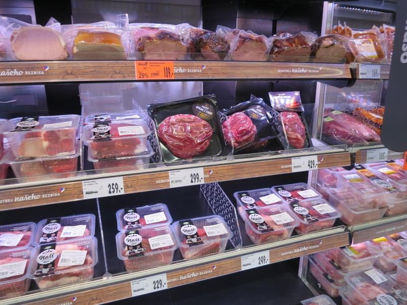 Kaufland, Prostějov: Hovězí steak z kýty - na regálové etiketě bylo zobrazeno srdce v barvách české vlajky spolu se slovy "ochutnej našeho řezníka", spotřebitel se tak oprávněně může domnívat, že původ výrobku je v České republice. Maso však pocházelo z Francie (zvíře bylo narozeno, vykrmeno i poraženo v Francii) a bouráno bylo v Německu. Spotřebiteli tak byly na regálové etiketě poskytnuty zavádějící informace o původu výrobku.