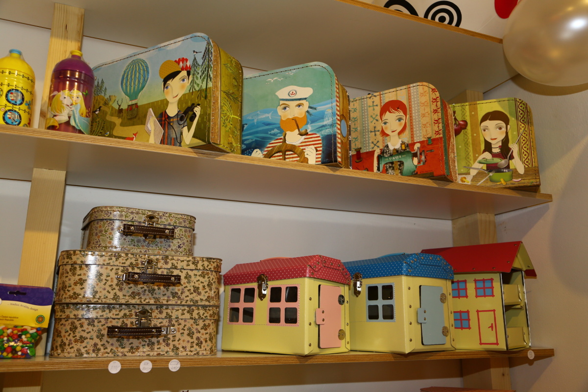 Hugo chodí bos nabízí hračky, které zaujmou i starší generaci.