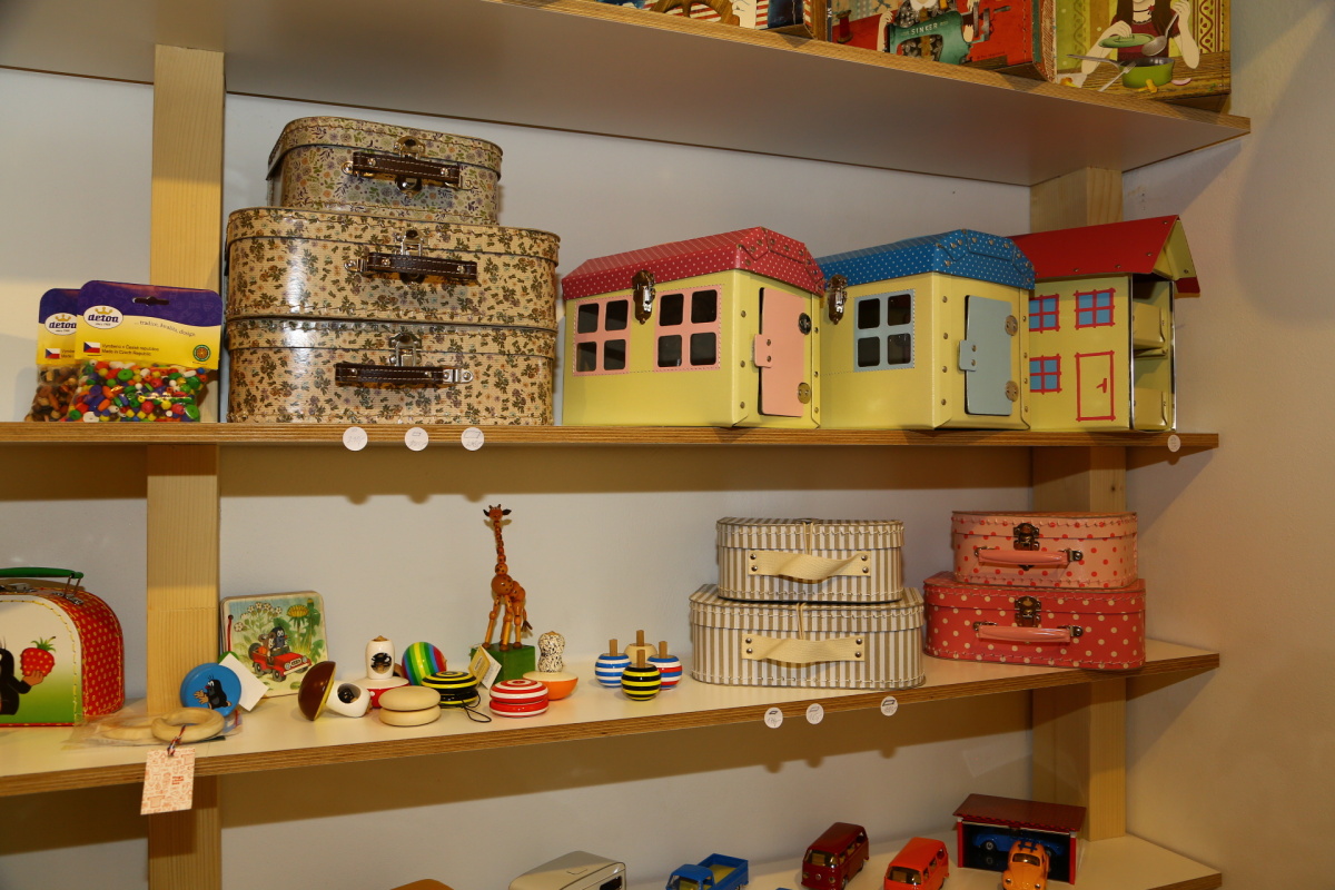 Hugo chodí bos nabízí hračky, které zaujmou i starší generaci.