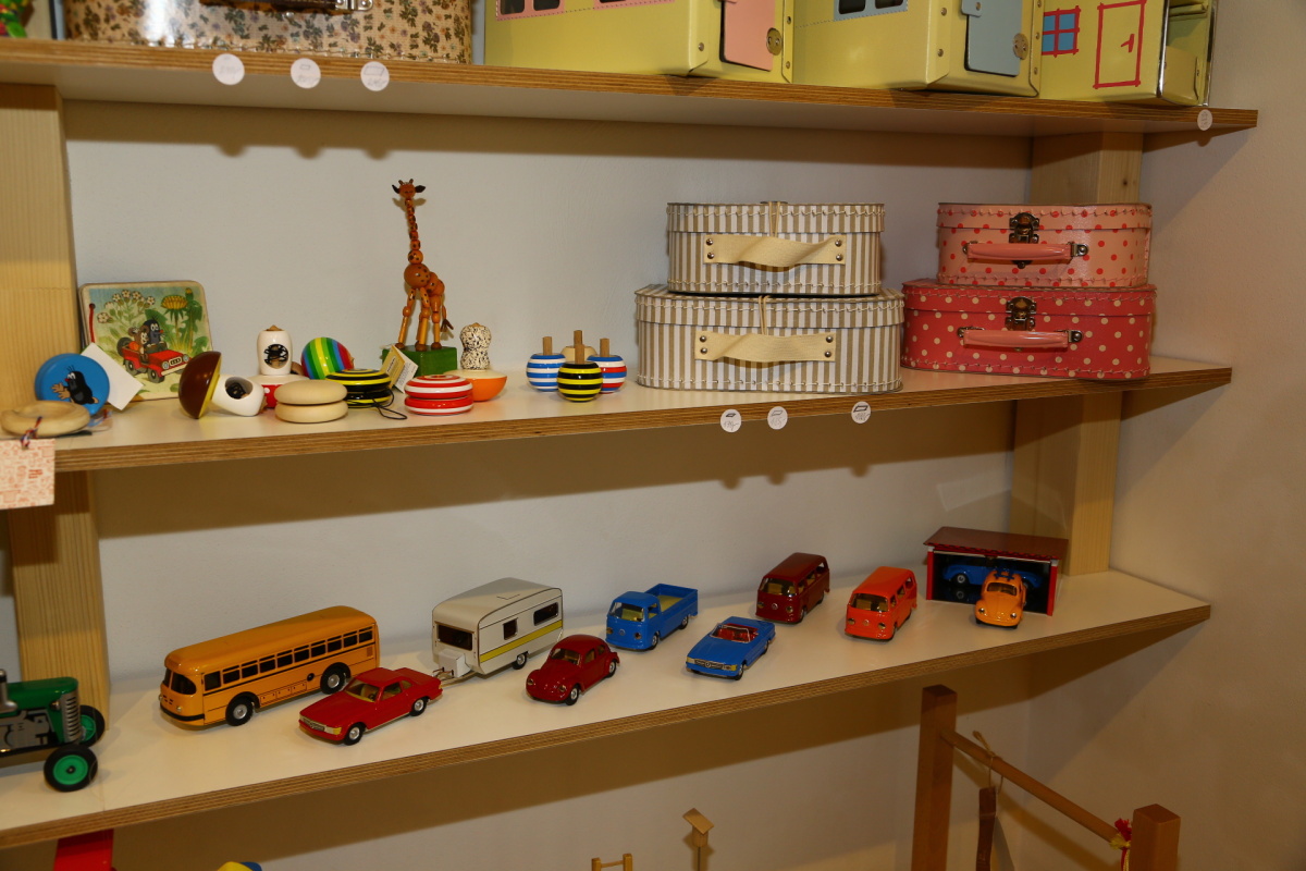 Hugo chodí bos nabízí hračky, které zaujmou i starší generaci.