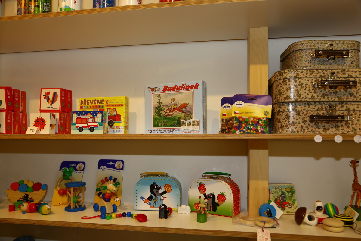 Hugo chodí bos nabízí hračky, které zaujmou i starší generaci.
