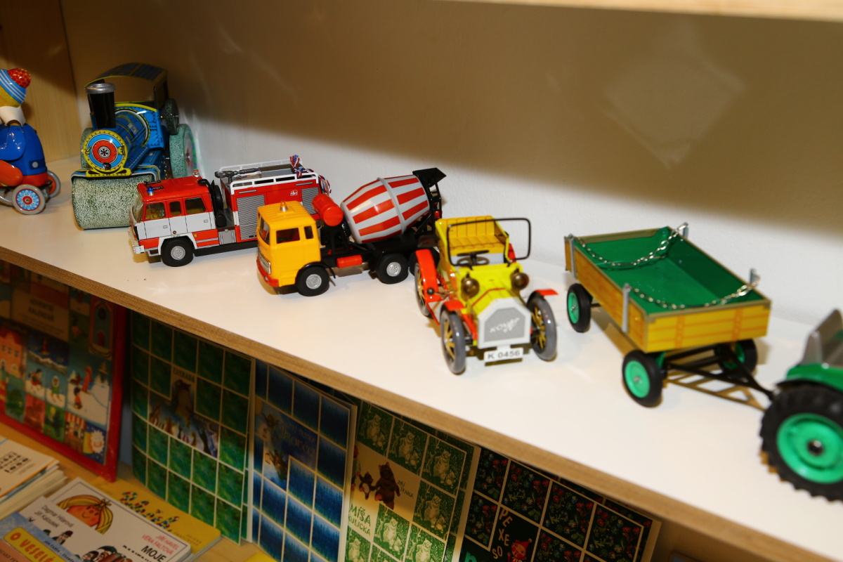 Hugo chodí bos nabízí hračky, které zaujmou i starší generaci.