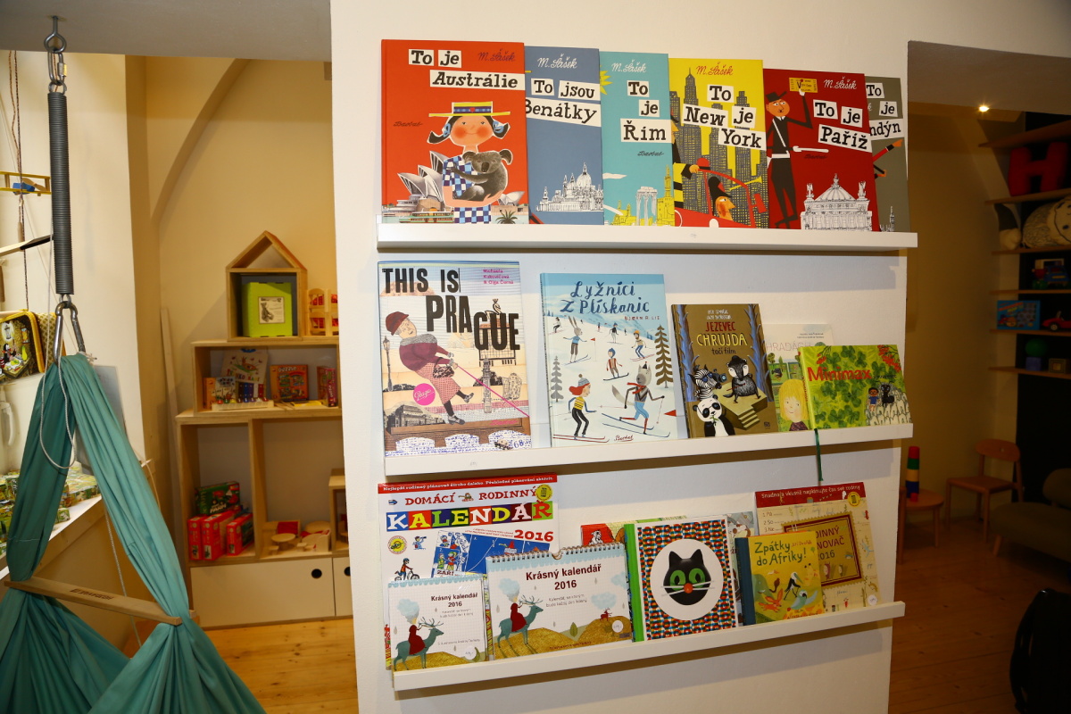 Hugo chodí bos nabízí hračky, které zaujmou i starší generaci.