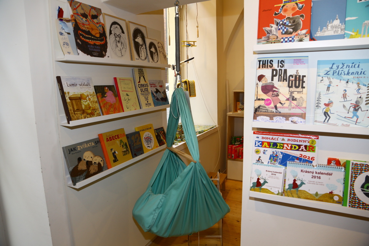 Hugo chodí bos nabízí hračky, které zaujmou i starší generaci.