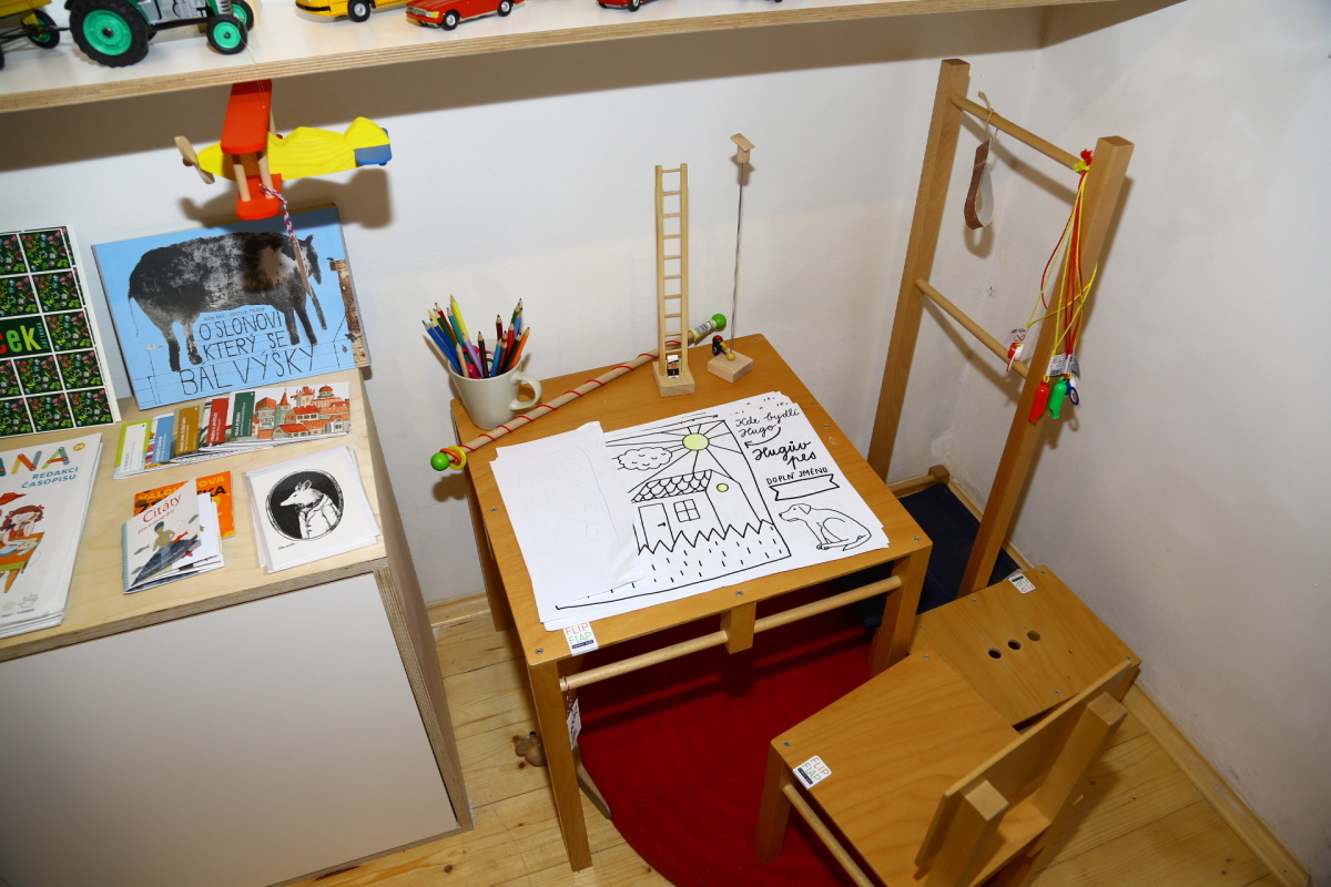 Hugo chodí bos nabízí hračky, které zaujmou i starší generaci.