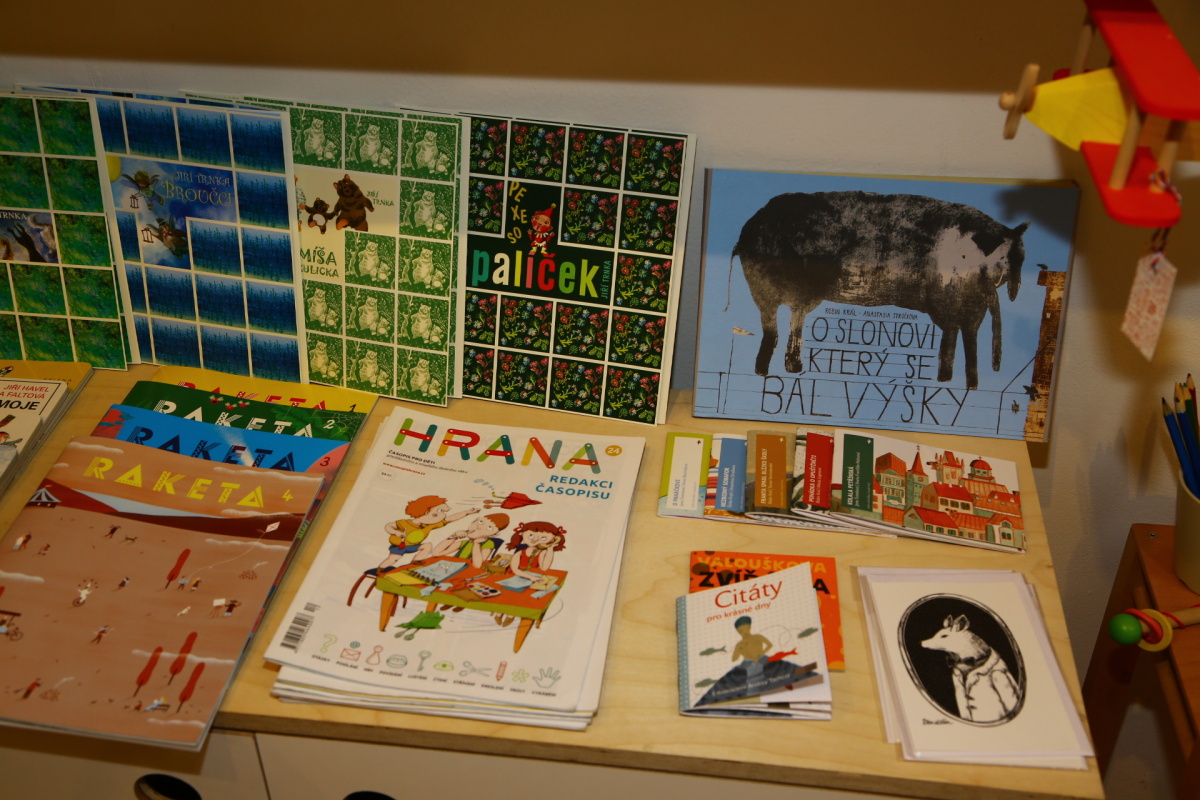 Hugo chodí bos nabízí hračky, které zaujmou i starší generaci.