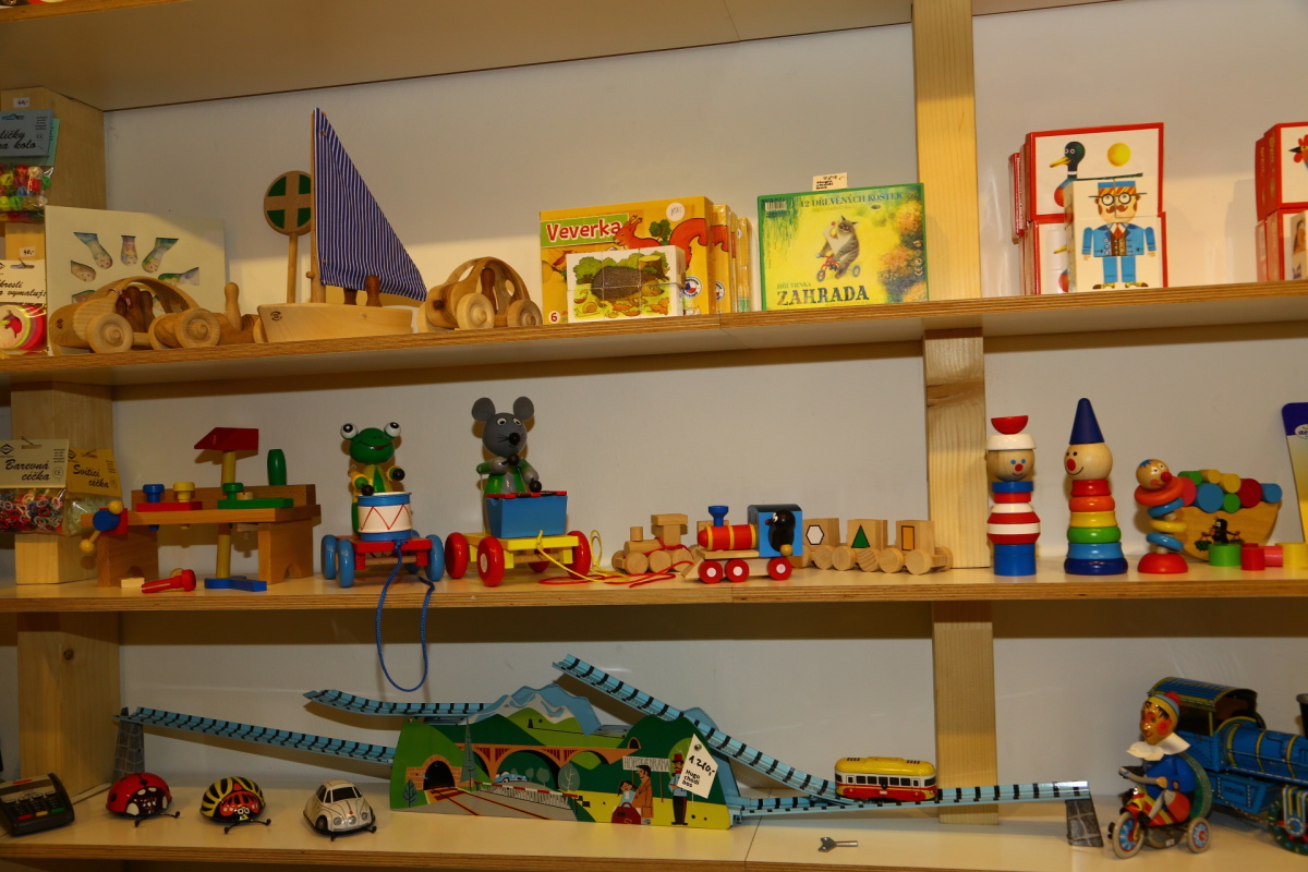 Hugo chodí bos nabízí hračky, které zaujmou i starší generaci.