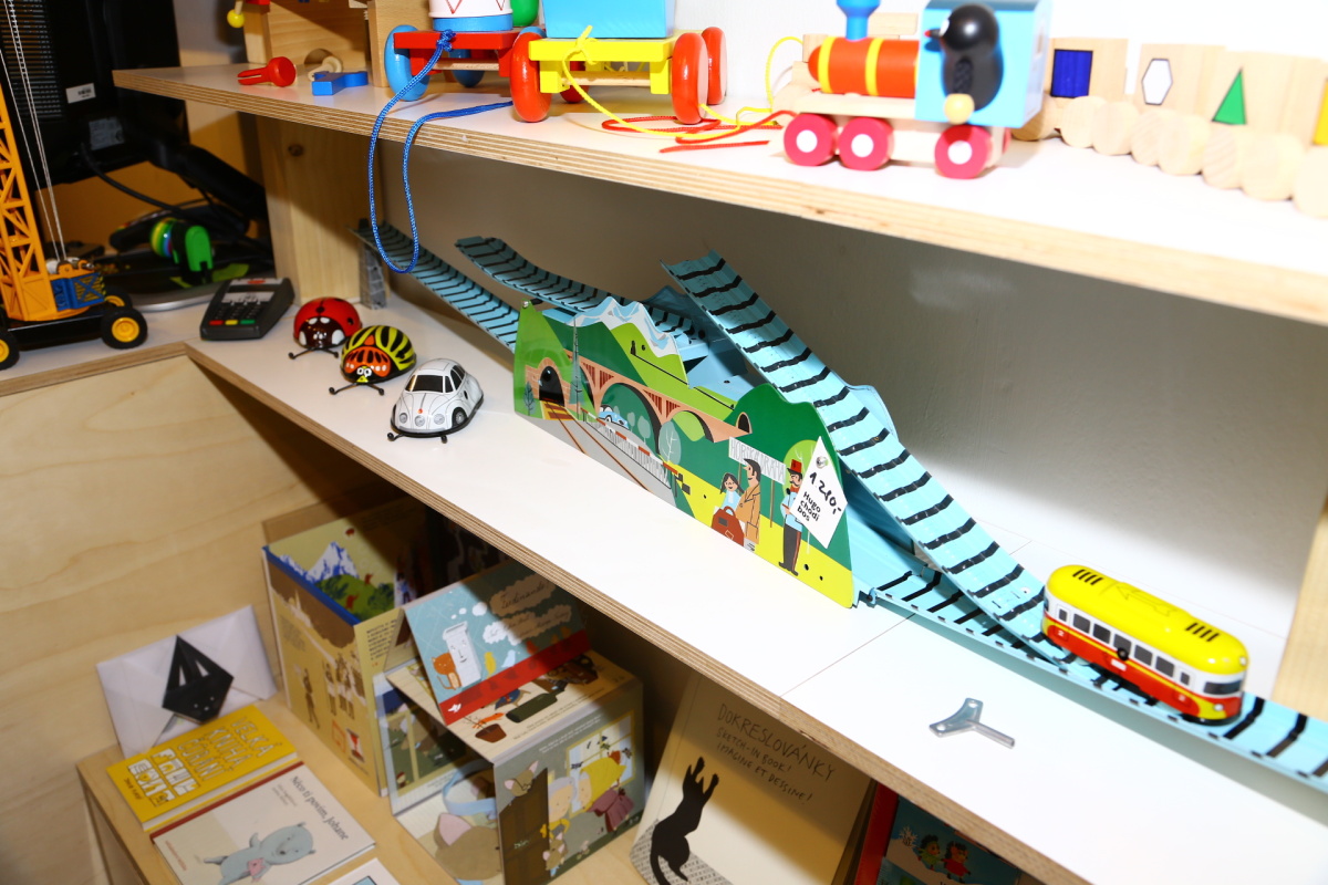 Hugo chodí bos nabízí hračky, které zaujmou i starší generaci.