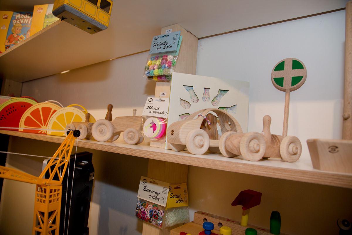 Hugo chodí bos nabízí hračky, které zaujmou i starší generaci.