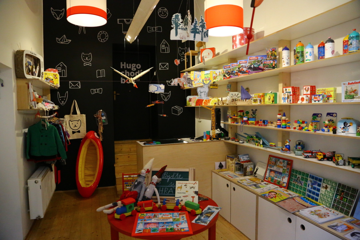 Hugo chodí bos nabízí hračky, které zaujmou i starší generaci.