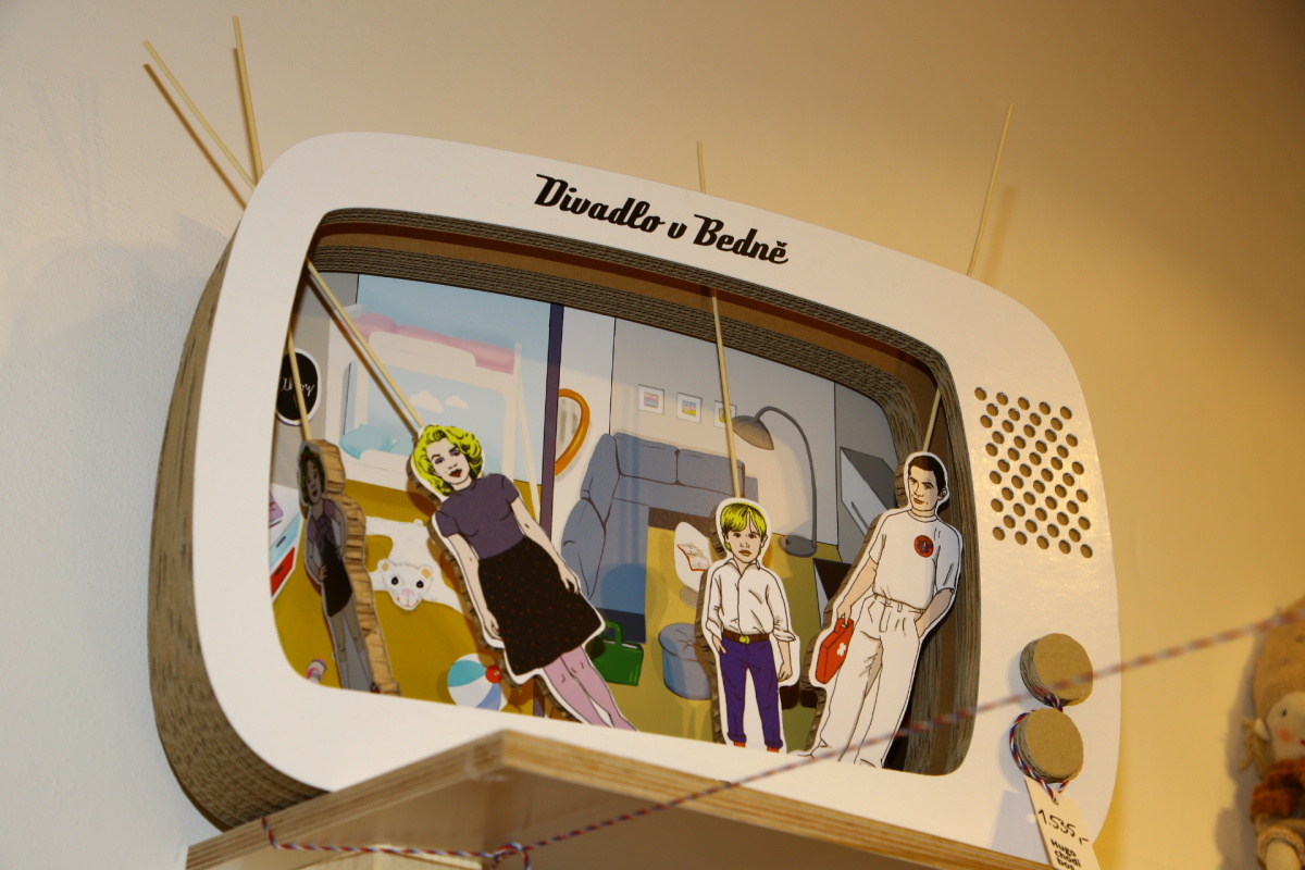 Hugo chodí bos nabízí hračky, které zaujmou i starší generaci.