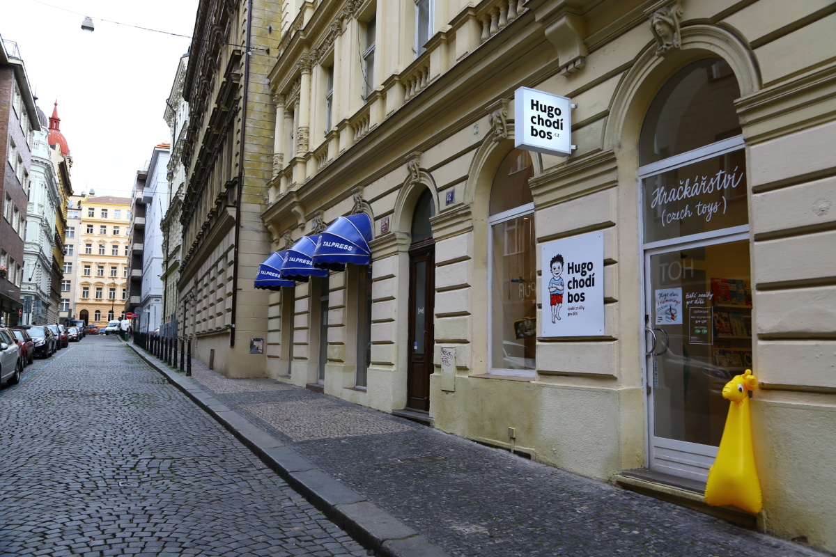 Hugo chodí bos nabízí hračky, které zaujmou i starší generaci.