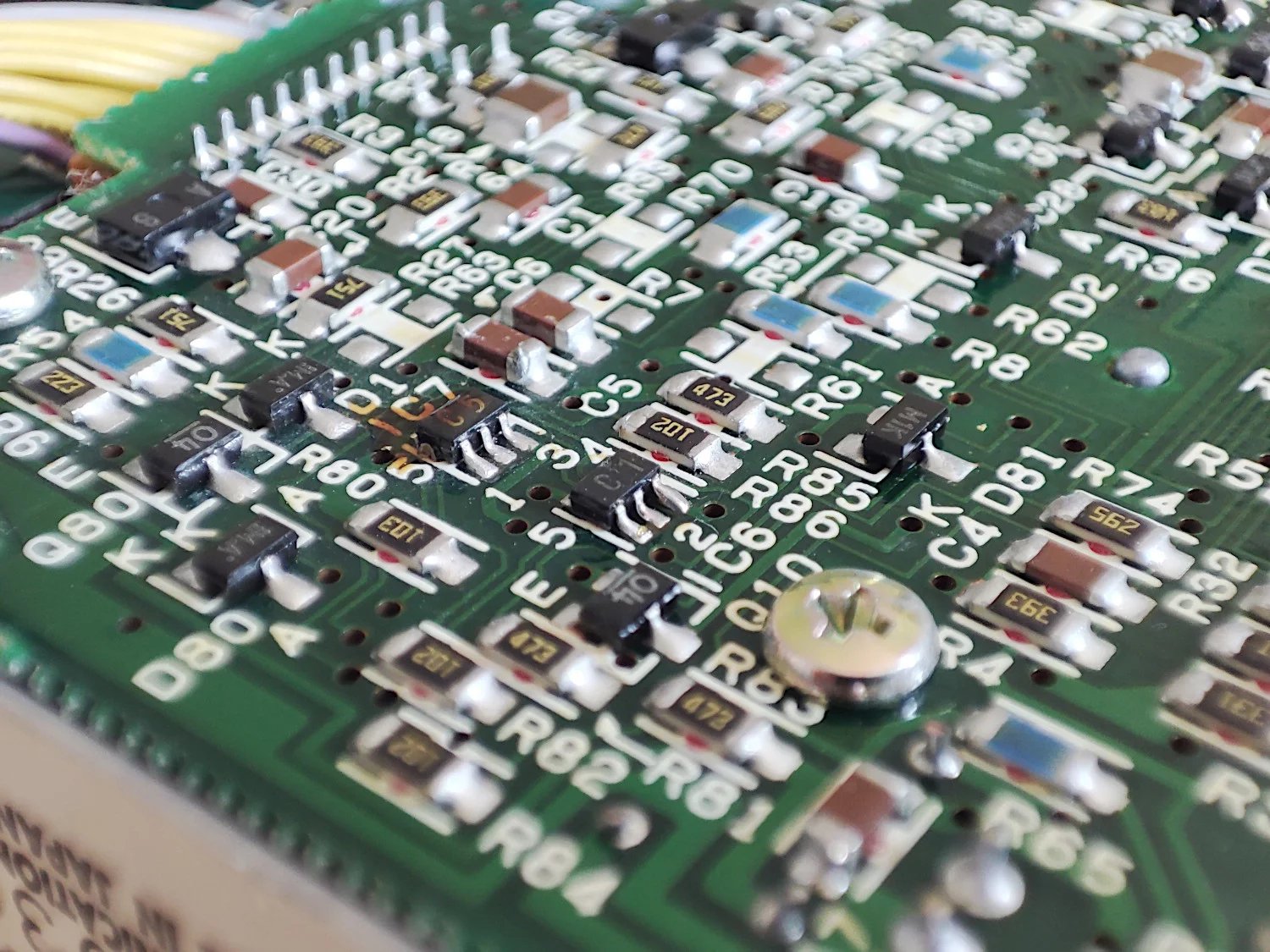 Detail na desku elektroniky samotné mechaniky. Zaujme množstvím drobných SMD součastek.