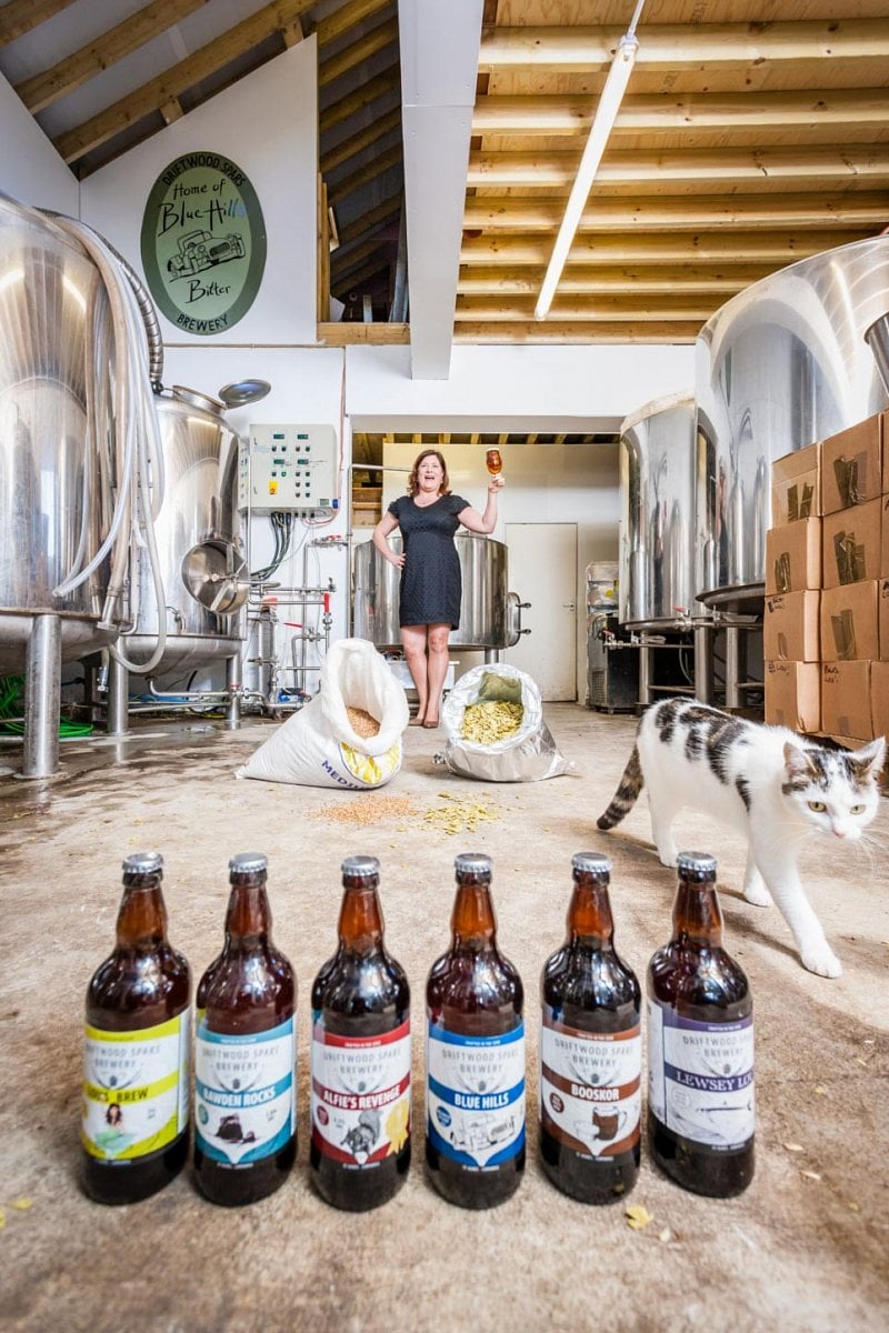 Malebný minipivovar The Driftwood Spars Brewery se kromě piva pyšní tím, že je pivovarem s nejkrásnějším výhledem na moře