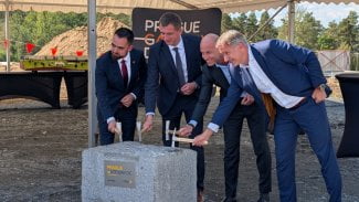 Poklepání na základní kámen u stavby Datacentra Gateway