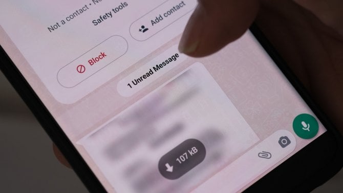 „Ahoj, podpoříš Veroniku v soutěži?“ Nový podvod na WhatsAppu se Českem říší jako lavina