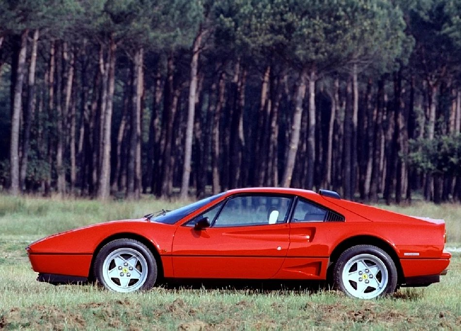 Červené ferrari je stejně ustálené slovní spojení jako třeba „horké léto“ či „zelený čtyřlístek“. Některé věci se s časem nemění