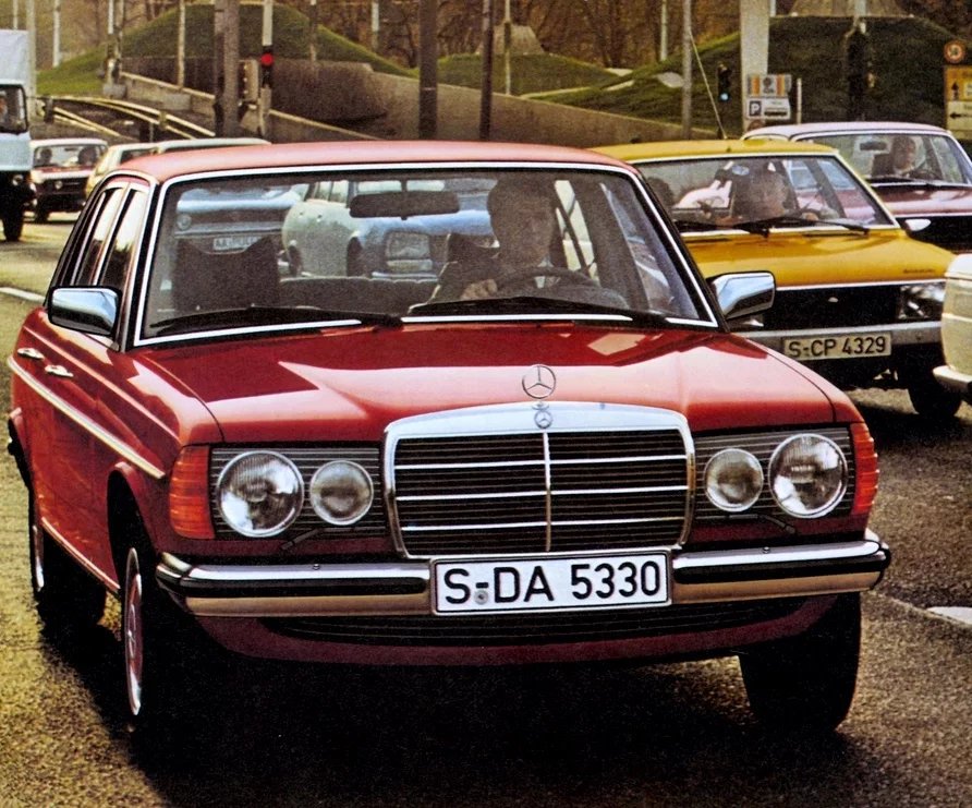 Člověk má někdy pocit, že někdejší československá špionážní a detektivní literatura neznala jiné spojení než „západní Němec = Mercedes-Benz“. Platí to i v této písničce…