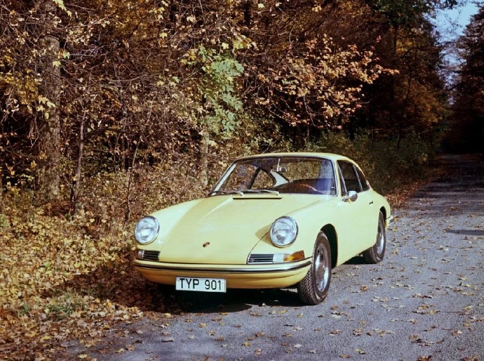 / Petr Spálený v songu „Obyčejná žena“ nadřazuje milovanou bytost nad vlastnictví Porsche. Není divu, partnerka na celý život a do nepohody je rozhodně vzácnější než německá sportovní legenda