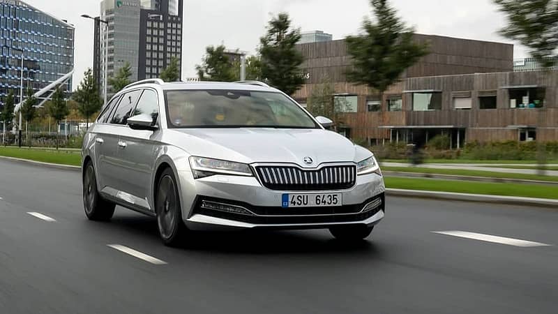 Dálniční známky 2020: Škoda Superb, sportovní BMW, Mercedesy nebo Volva je už nepotřebují (galerie)